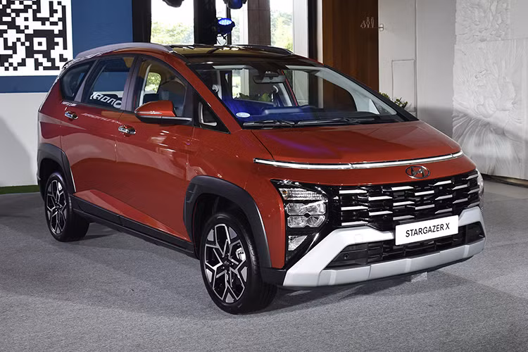 Từ hồi tháng 3 năm nay, nhân viên tư vấn bán hàng tại đại lý Việt Nam đã bắt đầu nhận cọc cho mẫu xe Hyundai Stargazer X 2024 mới. Đến nay, đại lý lại hé lộ thêm thông tin về giá bán của mẫu MPV này. Theo đó, Hyundai Stargazer X 2024 tại Việt Nam dự kiến sẽ có 3 phiên bản là Tiêu chuẩn, Đặc biệt và Cao cấp.