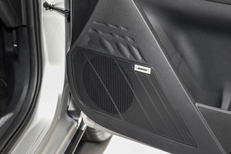 Hyundai Stargazer X 2024 vẫn có nội thất với 2 cấu hình 6 chỗ hoặc 7 chỗ như Stargazer. Xe có thêm những trang bị mới như phanh tay điện tử và tính năng tự động giữ phanh tạm thời (Auto Hold). Hệ thống âm thanh Bose, nút bấm SOS màu đỏ và đèn nội thất dạng LED cũng được trang bị cho mẫu xe này.