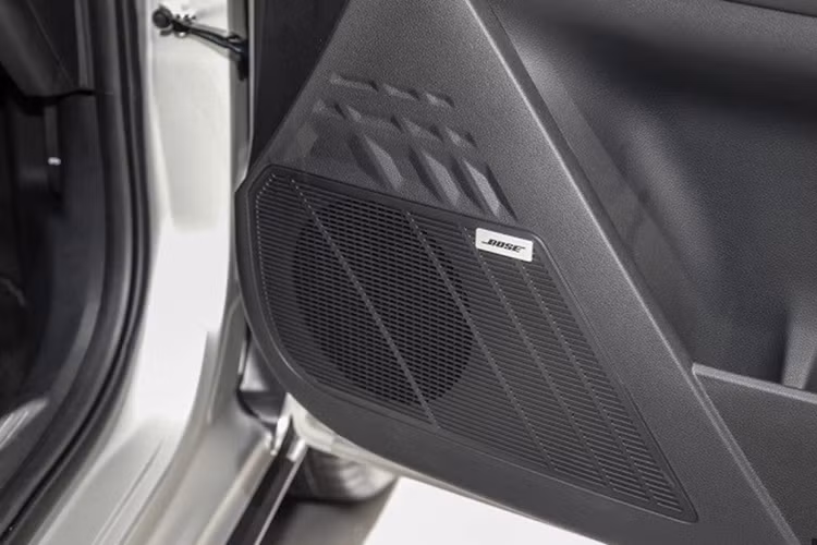 Hyundai Stargazer X 2024 vẫn có nội thất với 2 cấu hình 6 chỗ hoặc 7 chỗ như Stargazer. Xe có thêm những trang bị mới như phanh tay điện tử và tính năng tự động giữ phanh tạm thời (Auto Hold). Hệ thống âm thanh Bose, nút bấm SOS màu đỏ và đèn nội thất dạng LED cũng được trang bị cho mẫu xe này.