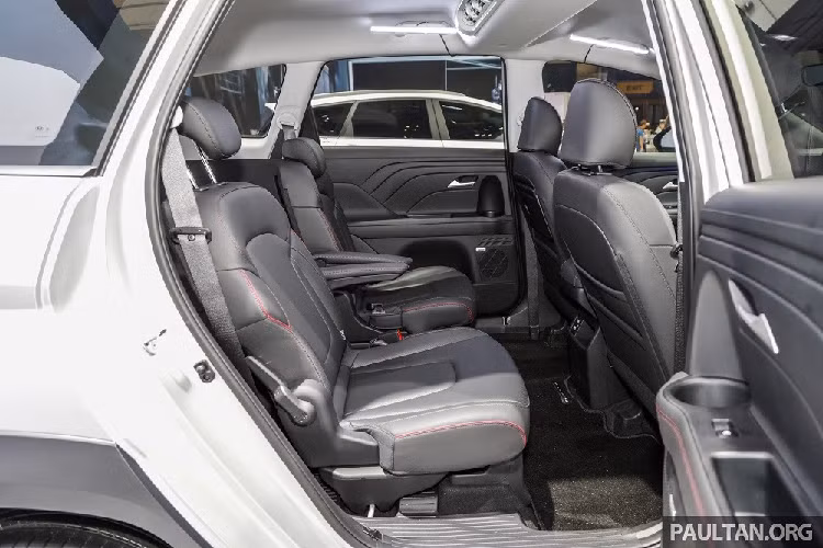 Ngoài ra, xe còn có hệ thống hỗ trợ khởi hành ngang dốc, cảnh báo áp suất lốp, hỗ trợ giới hạn tốc độ chỉnh tay, cảnh báo còn hành khách trên hàng ghế sau, hệ thống hỗ trợ tránh va chạm phía trước, cảnh báo mất tập trung, hỗ trợ giữ làn đường, hỗ trợ bám làn đường, hỗ trợ tránh va chạm trong điểm mù và hỗ trợ tránh va chạm với phương tiện cắt ngang khi lùi.