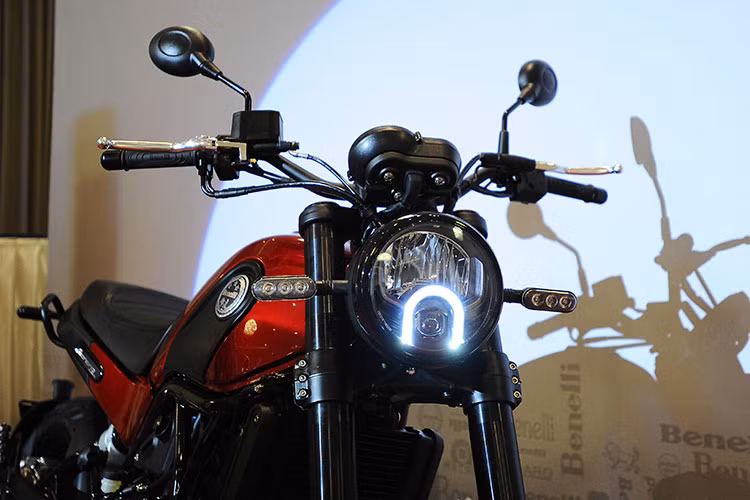 Kiểu dáng của chiếc xe môtô này mang đậm chất "Scrambler" đến mức nhiều người không nhìn vào logo Benelli chắc chắn sẽ hiểu nhầm rằng đây là một chiếc Ducati Scrambler? Thiết kế xe khá hiện đại, chắc chắc với thiết kế đèn pha hình tròn cùng xi nhan hai bên trang bị dạng LED.