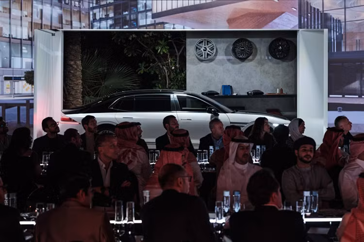 Genesis có kế hoạch triển khai các giá trị độc đáo và không phổ biến, chẳng hạn như các tác phẩm nghệ thuật và đồ sưu tầm, vào những chiếc xe thông qua chương trình One of One. One of One khác biệt với Genesis thông thường thông qua các dịch vụ được cá nhân hóa và tùy chỉnh cao.