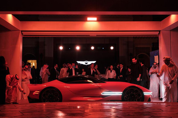 Genesis GV80 Twilight Edition cũng được giới hạn 20 chiếc. Ngoại thất được đặc trưng bởi lớp sơn hai tông màu đen và vàng, nhưng màu vàng được phay cước. Nội thất xe cũng có hai tông màu, nhưng màu chủ đạo là cam sáng được sử dụng trên ghế, ốp cửa và bảng điều khiển phía dưới.