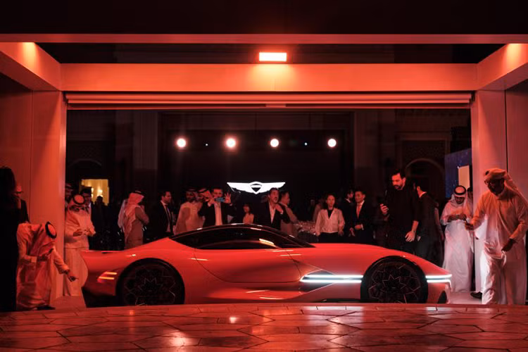 Genesis GV80 Twilight Edition cũng được giới hạn 20 chiếc. Ngoại thất được đặc trưng bởi lớp sơn hai tông màu đen và vàng, nhưng màu vàng được phay cước. Nội thất xe cũng có hai tông màu, nhưng màu chủ đạo là cam sáng được sử dụng trên ghế, ốp cửa và bảng điều khiển phía dưới.