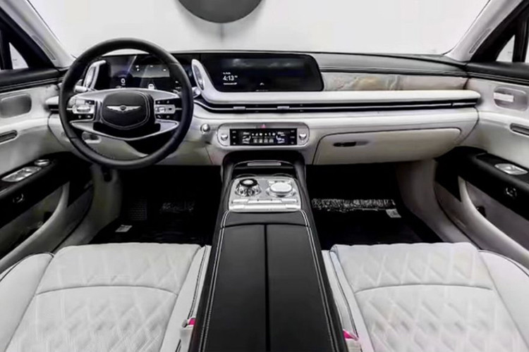 Cabin xe cũng có tông sáng với chất liệu bọc và thậm chí cả vỏ của ghế Recaro (cả phía trước và phía sau) cũng được hoàn thiện với màu cam của ngoại thất. Giám đốc sáng tạo của Genesis - Luc Donckerwolke cho biết có tới 20 chiếc sẽ được cung cấp cho khách hàng Trung Đông, nhưng mẫu xe đặc biệt này sau đó có thể sẽ được cung cấp ở các thị trường khác, bao gồm cả Mỹ.