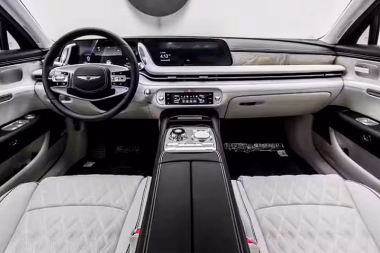 Cabin xe cũng có tông sáng với chất liệu bọc và thậm chí cả vỏ của ghế Recaro (cả phía trước và phía sau) cũng được hoàn thiện với màu cam của ngoại thất. Giám đốc sáng tạo của Genesis - Luc Donckerwolke cho biết có tới 20 chiếc sẽ được cung cấp cho khách hàng Trung Đông, nhưng mẫu xe đặc biệt này sau đó có thể sẽ được cung cấp ở các thị trường khác, bao gồm cả Mỹ.