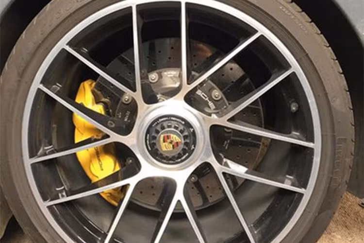 Bên cạnh ngoại thất xám lông chuột, chiếc Porsche 911 Turbo S tại Bình Dương còn có các chi tiết sơn màu đen bóng hay la-zăng 20 inch sơn 2 tông màu đối lập cũng là điểm nhấn ngoại hình mẫu xe thể thao này. Bên trong khoang lái, chiếc Porsche 911 Turbo S này có "nội y" màu đen.