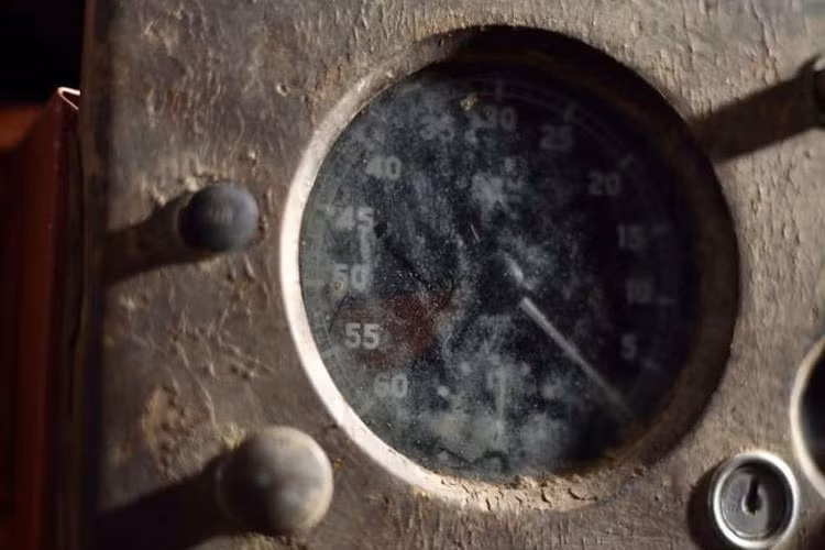 Sau 50 năm nằm trong trang trại ở xứ Wales, chiếc Jaguar XK120 hiện ở trong tình trạng khá tệ. Chẳng những bị phủ bụi dày đặc, chiếc Jaguar XK120 còn bị gỉ sét nhiều chỗ. Ngoài ra, vì đang được phục chế dở nên chiếc Jaguar XK120 đã bị tháo một số bộ phận như lưới tản nhiệt hay hệ thống đèn trước/sau.