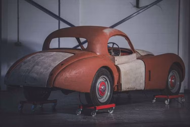 Đến nay, chiếc Jaguar XK120 đồng nát này mới được chủ nhân mang ra đấu giá. Công ty chịu trách nhiệm đấu giá chiếc xế cổ này có tên The Market. Theo xác nhận từ bộ phận chuyên xe cổ Jaguar Heritage của thương hiệu Anh quốc, chiếc xế này được sản xuất vào ngày 16/3/1954.