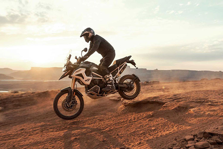 Mức giá xe Triumph Tiger 1200 GT là 14.600 Bảng (442 triệu đồng); GT Pro có giá 16.700 Bảng (505 triệu đồng); Rally Pro có giá 17.700 Bảng (535 triệu đồng). Hai bản GT Explorer và Rally Explorer lần lượt được bán với giá 18.100 Bảng và 19.100 Bảng, tương ứng với 547 triệu đồng và 578 triệu đồng.