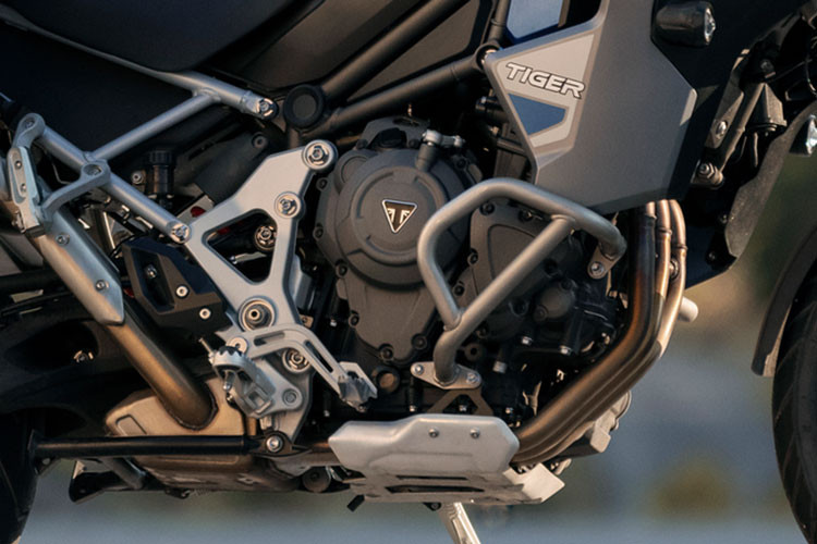 Để giảm trọng lượng cho xe, Triumph đã cải tiến các trang bị như càng sau, khung phụ mới bằng nhôm bắt vào khung chính bằng đai ốc thay vì khung liền. Bên cạnh đó hãng xe Anh cũng loại bỏ các trang bị không cần thiết như kính chắn gió chỉnh điện.