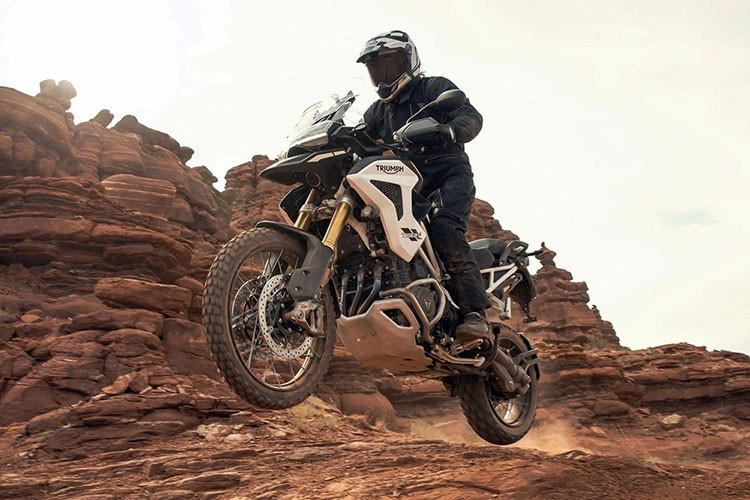 Cũng vì thế mà chiều cao yên của các bản Rally sẽ ở mức 875mm, trong khi các bản trang bị thấp hơn có chiều cao yên 850mm. Ở trang bị điện tử, Triumph Tiger 1200 2022 có hệ thống điện tử mới với cảm biến IMU 6 trục, phanh ABS hỗ trợ trong cua,...