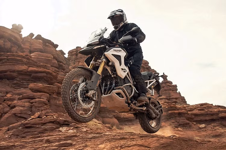 Cũng vì thế mà chiều cao yên của các bản Rally sẽ ở mức 875mm, trong khi các bản trang bị thấp hơn có chiều cao yên 850mm. Ở trang bị điện tử, Triumph Tiger 1200 2022 có hệ thống điện tử mới với cảm biến IMU 6 trục, phanh ABS hỗ trợ trong cua,...