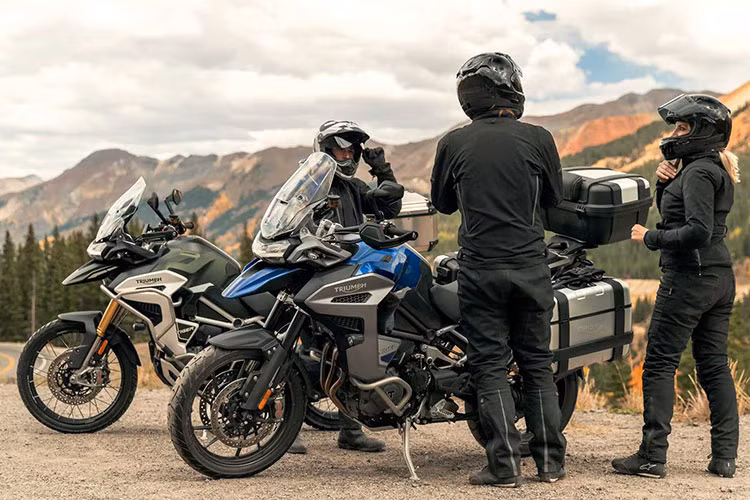 Trên phiên bản 2022, Triumph Tiger 1200 có 5 bản trang bị gồm Tiger 1200 GT, GT Pro, Rally Pro, GT Explorer và Rally Explorer. Trong đó, hai bản trang bị GT và GT Pro được bổ sung thêm một số tiện ích điện tử hỗ trợ.