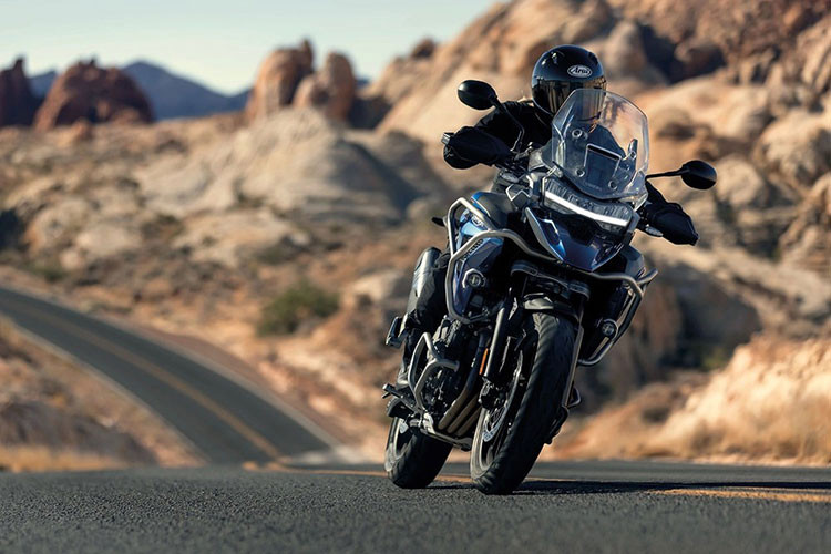 Ngoài ra xe còn có hệ thống kiểm soát lực kéo cảm biến góc nghiêng, màn hình màu TFT tích hợp khả năng kết nối với hệ thống đàm thoại Sena. Ngoài ra, xe còn được nâng cấp lên hệ thống khóa thông minh không chìa vật lý, nút khởi động có nắp che, khóa cổ và nắp bình xăng có lưới lọc.