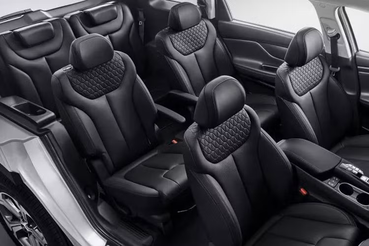 Nằm bên dưới nắp capô của Hyundai SantaFe 2019 tại Trung Quốc là khối động cơ xăng 4 xi-lanh, tăng áp, dung tích 2.0 lít, sản sinh công suất tối đa 245 mã lực. Động cơ kết hợp với hộp số tự động 8 cấp và hệ dẫn động cầu trước hoặc 4 bánh toàn thời gian HTRAC. Đây là động cơ không hề có ở Hyundai Santa Fe 2019 tại Việt Nam.