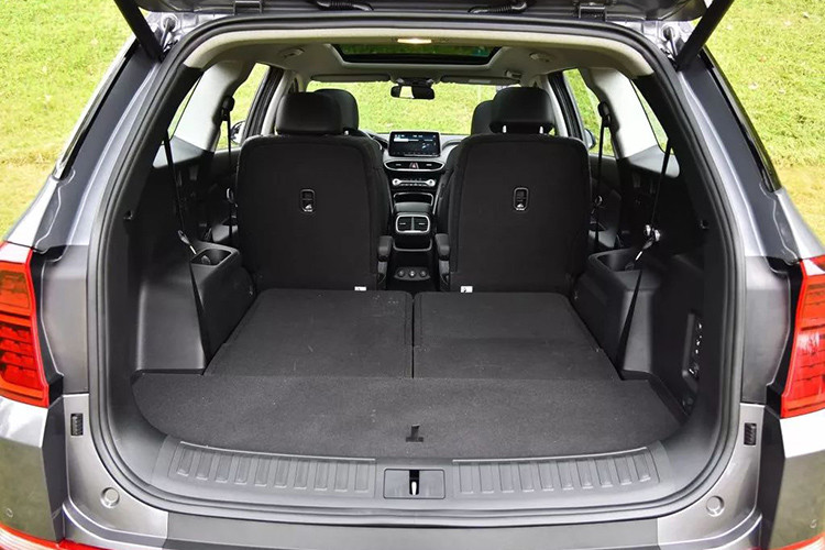 Tương tự cụm đèn hậu, cửa cốp sau của Hyundai SantaFe 2019 ở Trung Quốc đã thay đổi thiết kế. Ở cửa cốp của SantaFe 2019 tại những thị trường khác có một đường dập gân nằm sát kính chắn gió sau và trên đèn hậu. Trong khi đó, trên Hyundai Santa Fe 2019 ở Trung Quốc, đường dập gân này lại được hạ thấp và nối giữa cụm đèn hậu.