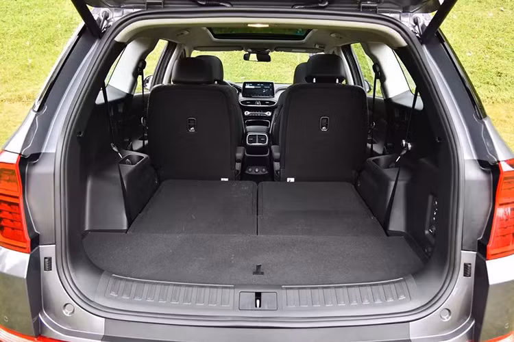 Tương tự cụm đèn hậu, cửa cốp sau của Hyundai SantaFe 2019 ở Trung Quốc đã thay đổi thiết kế. Ở cửa cốp của SantaFe 2019 tại những thị trường khác có một đường dập gân nằm sát kính chắn gió sau và trên đèn hậu. Trong khi đó, trên Hyundai Santa Fe 2019 ở Trung Quốc, đường dập gân này lại được hạ thấp và nối giữa cụm đèn hậu.