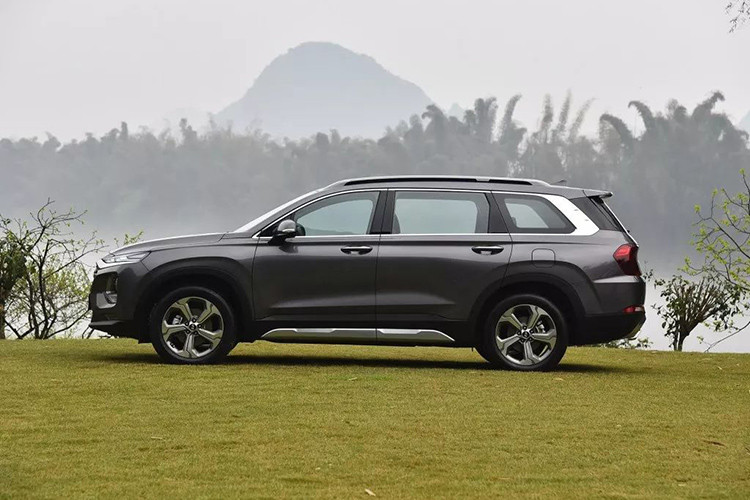 &#x8;Đến nay, Hyundai SantaFe 2019 mới chính thức được bày bán và công bố giá tại thị trường đông dân nhất thế giới. SantaFe 2019 tại Trung Quốc sở hữu chiều dài 4.930 mm, chiều dài cơ sở 2.865 mm. So với xe ở Việt Nam, phiên bản này dài hơn 160 mm trong khi chiều dài cơ sở tăng 100 mm.