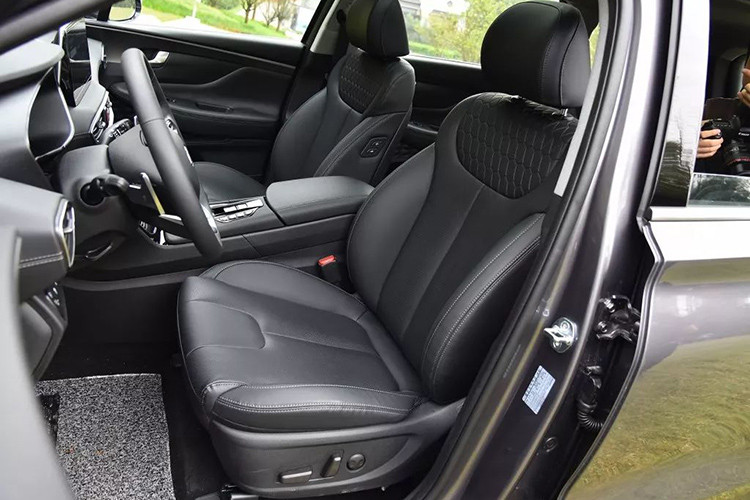 Theo hãng Hyundai, SantaFe 2019 tại thị Trung Quốc sẽ được trang bị máy đọc vân tay trên cả tay nắm cửa lẫn nút bấm khởi động máy. Chưa hết, xe còn hỗ trợ nhiều vân tay mã hóa khác nhau, tùy thuộc vào người đang vận hành xe. Ngay cả ghế và góc gương ngoại thất của Hyundai Santa Fe 2019 cũng sẽ được tự động điều chỉnh theo thói quen của từng người lái.