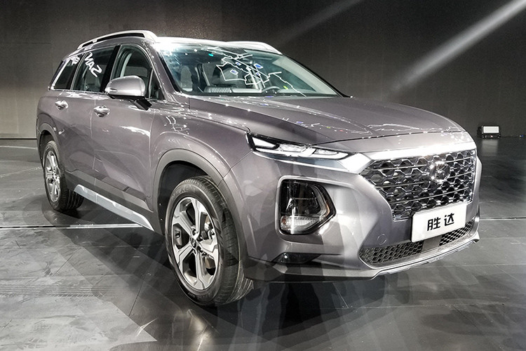 Ngoài các chi tiết khác biệt đã liệt kê, thiết kế đầu xe và một số chi tiết khác của Hyundai SantaFe 2019 tại Trung Quốc giống hệt xe ở những thị trường khác. Hyundai SantaFe 2019 tại Trung Quốc cũng được trang bị đèn LED định vị ban ngày nằm trên cụm đèn pha chính và lưới tản nhiệt Cascading Grille.