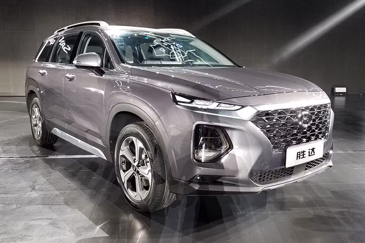 Ngoài các chi tiết khác biệt đã liệt kê, thiết kế đầu xe và một số chi tiết khác của Hyundai SantaFe 2019 tại Trung Quốc giống hệt xe ở những thị trường khác. Hyundai SantaFe 2019 tại Trung Quốc cũng được trang bị đèn LED định vị ban ngày nằm trên cụm đèn pha chính và lưới tản nhiệt Cascading Grille.