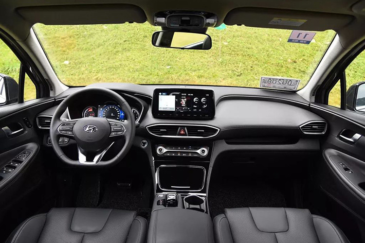 Bên trong Hyundai SantaFe 2019 bản Trung Quốc xuất hiện vô lăng đáy phẳng thể thao, cụm đồng hồ, màn hình thông tin giải trí và cụm điều khiển trung tâm dành riêng cho thị trường này. Trong đó, trên cụm điều khiển trung tâm có những nút bấm được dùng để thay thế cần số truyền thống theo phong cách của Hyundai Palisade 2020. Hệ thống ra lệnh bằng giọng nói Baidu Duer cũng là trang bị.