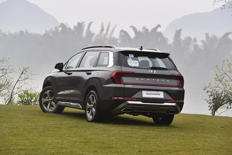 Cụ thể, cụm đèn hậu của Hyundai SantaFe 2019 phiên bản Trung Quốc không có thiết kế thanh mảnh, nối với nhau bằng thanh mạ crôm trên cửa cốp như xe ở những thị trường khác. Thay vào đó, cụm đèn hậu của Hyundai SantaFe 2019 ở Trung Quốc lại nối liền với nhau. Ngay cả tạo hình bên trong cụm đèn hậu cũng được làm mới.