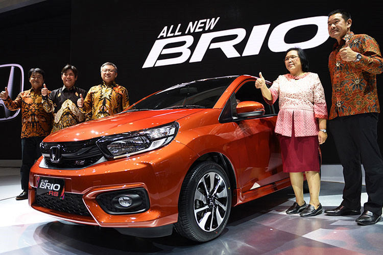 Giá xe Honda Brio 2019 từ 585.000 PHP (khoảng 261 triệu đồng) cho bản số sàn, bản hộp số CTV là 646.000 PHP (khoảng 288 triệu đồng), phiên bản RS số CVT: 727.000 PHP (khoảng 324 triệu đồng) và cuối cùng là Honda Brio RS Black Top 2019 số CVT có giá 732.000 PHP (tương đương 327 triệu đồng).