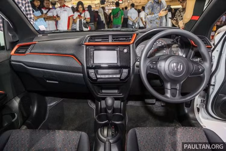 Bên trong nội thất của Honda Brio thế hệ mới tại hị trường Philippines không khác gì bản nâng cấp giữa vòng đời đã được công bố cách đây 2 năm, với bảng táp-lô được bố trí theo phong cách của người anh em Honda Jazz đang bán ra tại Việt Nam.