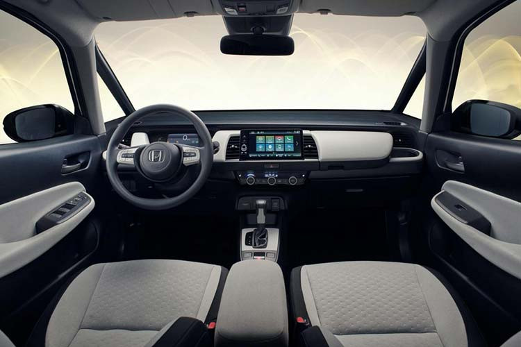 Khi mua Honda Jazz 2020 phiên bản hybrid, người dùng có thể chọn 1 trong 3 chế độ lái là EV Drive, Hybrid Drive và Engine Drive. Ở chế độ EV Drive, cụm pin lithium-ion sẽ trực tiếp cung cấp năng lượng cho mô-tơ truyền động. Ở chế độ Hybrid Drive, động cơ sẽ cung cấp năng lượng cho mô-tơ phát điện.