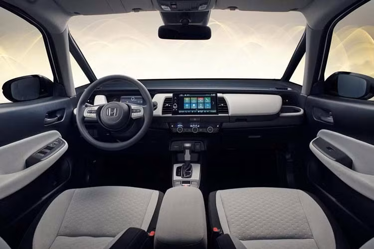 Khi mua Honda Jazz 2020 phiên bản hybrid, người dùng có thể chọn 1 trong 3 chế độ lái là EV Drive, Hybrid Drive và Engine Drive. Ở chế độ EV Drive, cụm pin lithium-ion sẽ trực tiếp cung cấp năng lượng cho mô-tơ truyền động. Ở chế độ Hybrid Drive, động cơ sẽ cung cấp năng lượng cho mô-tơ phát điện.