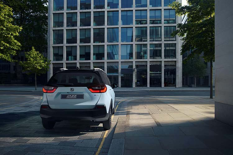 Theo hãng Honda, hệ truyền động hybrid này tạo ra công suất tổng cộng 107 mã lực và mô-men xoắn cực đại 253 Nm. Nhờ đó, Honda Jazz e:HEV 2020 mới có thể tăng tốc từ 0-100 km/h trong thời gian 9,4 giây và đạt vận tốc tối đa 174 km/h.