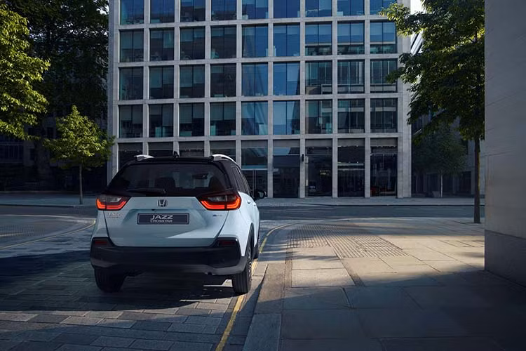 Theo hãng Honda, hệ truyền động hybrid này tạo ra công suất tổng cộng 107 mã lực và mô-men xoắn cực đại 253 Nm. Nhờ đó, Honda Jazz e:HEV 2020 mới có thể tăng tốc từ 0-100 km/h trong thời gian 9,4 giây và đạt vận tốc tối đa 174 km/h.