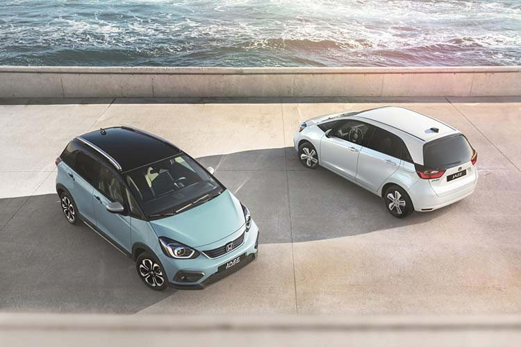 Bên sườn của Honda Jazz 2020 xuất hiện đường dập gân kéo dài từ đầu xe đến đèn hậu. Thêm vào đó là cột A mỏng hơn một nửa so với thế hệ cũ, không chỉ cải thiện tầm nhìn mà còn đảm bảo cấu trúc an toàn hơn. Tương tự đầu xe, phần đuôi xe của Honda Jazz mới cũng có những đường kẻ gọn gàng, cộng thêm cụm đèn hậu nằm ngang mới với thiết kế mượt mà và cánh gió mui khá nhỏ.