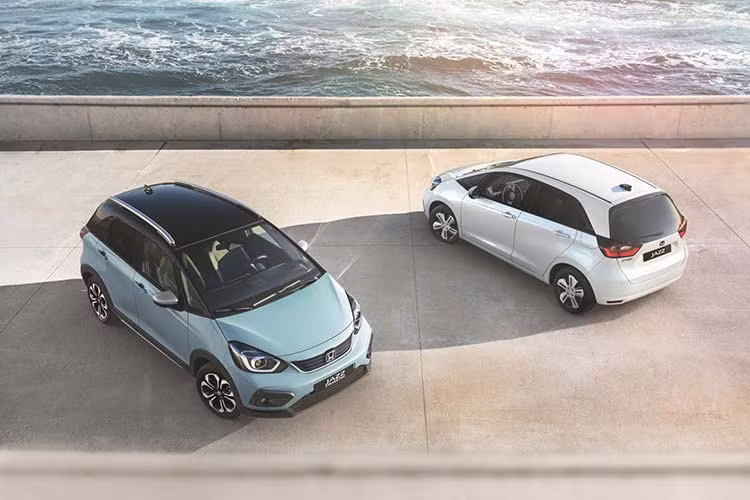 Bên sườn của Honda Jazz 2020 xuất hiện đường dập gân kéo dài từ đầu xe đến đèn hậu. Thêm vào đó là cột A mỏng hơn một nửa so với thế hệ cũ, không chỉ cải thiện tầm nhìn mà còn đảm bảo cấu trúc an toàn hơn. Tương tự đầu xe, phần đuôi xe của Honda Jazz mới cũng có những đường kẻ gọn gàng, cộng thêm cụm đèn hậu nằm ngang mới với thiết kế mượt mà và cánh gió mui khá nhỏ.