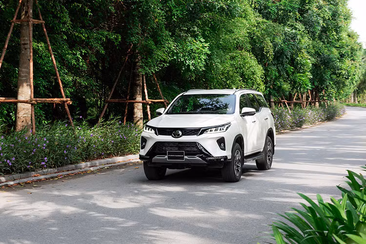 Mẫu SUV 7 chỗ nhà Toyota nằm ở phân khúc SUV hạng D, sở hữu kết cấu khung gầm rời tương tự các đối thủ như Ford Everest, Mitsubishi Pajero Sport, Isuzu mu-X. Tầm giá, kích thước và số chỗ đặt Fortuner cạnh tranh thêm với các sản phẩm sở hữu khung gầm liền như Hyundai Santa Fe, Kia Sorento, Mazda CX-8.