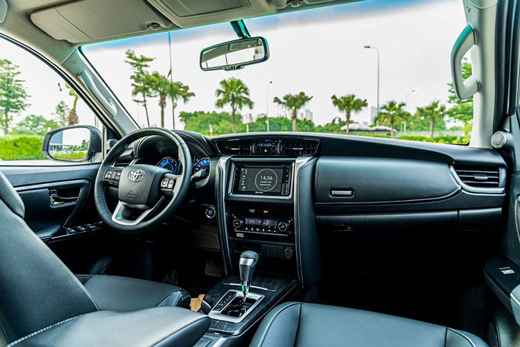 Ngoài ra, mẫu xe SUV này còn sở hữu hệ thống cảnh báo phương tiện cắt ngang phía sau (RCTA). Với những nâng cấp này, mức giá xe Toyota Fortuner phiên bản nhập khẩu tăng tới 42 triệu đồng so với trước.