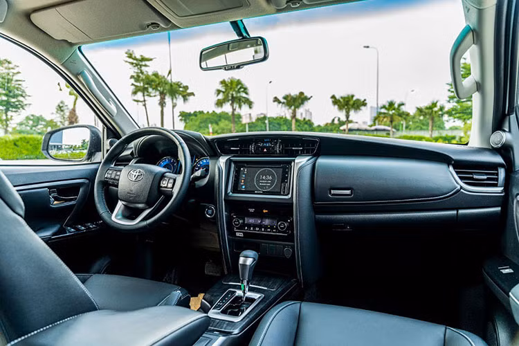 Ngoài ra, mẫu xe SUV này còn sở hữu hệ thống cảnh báo phương tiện cắt ngang phía sau (RCTA). Với những nâng cấp này, mức giá xe Toyota Fortuner phiên bản nhập khẩu tăng tới 42 triệu đồng so với trước.
