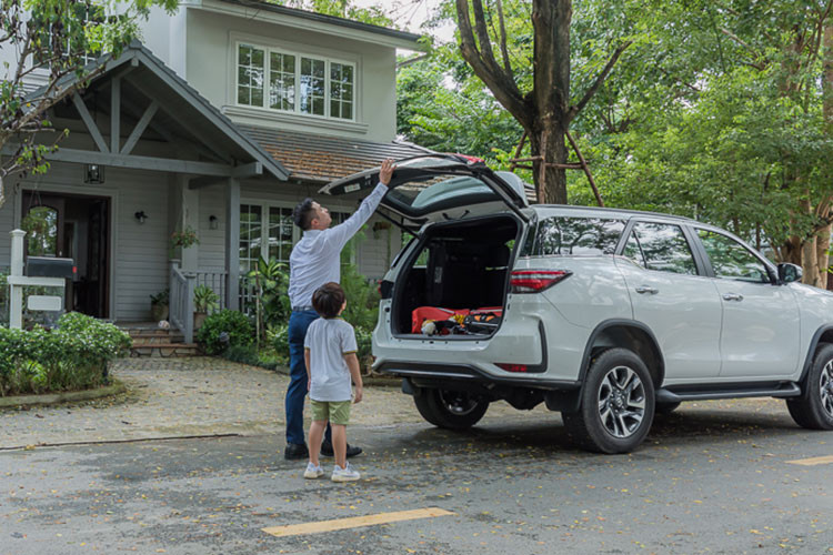 Toyota Fortuner 2.7L 4x4 AT và Fortuner 2.7L 4x2 AT nhập khẩu sẽ có thêm hệ thống camera quanh xe 360 (Panoramic View), hệ thống cảnh báo điểm mù (BSM)...