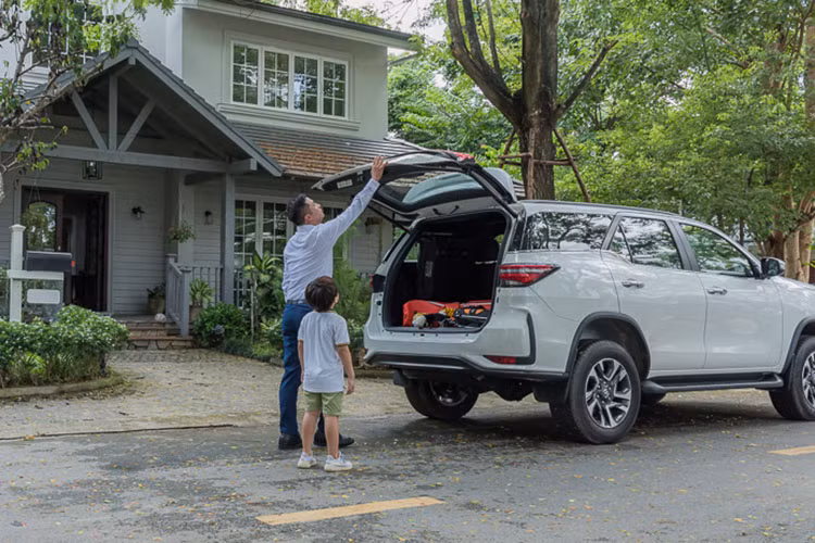 Toyota Fortuner 2.7L 4x4 AT và Fortuner 2.7L 4x2 AT nhập khẩu sẽ có thêm hệ thống camera quanh xe 360 (Panoramic View), hệ thống cảnh báo điểm mù (BSM)...