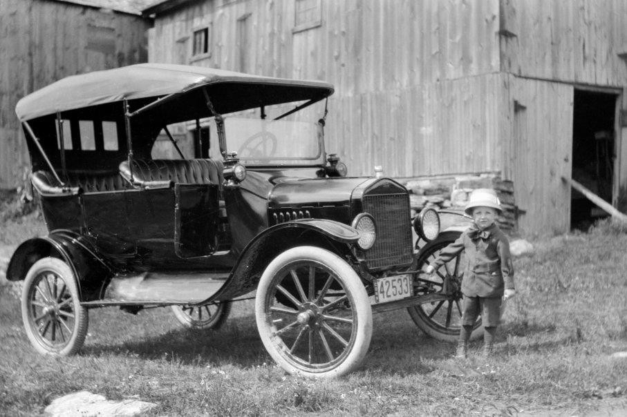 Ra mắt vào năm 1932, mẫu xe ôtô Ford Model 18 là chiếc xe đại chúng đầu tiên trên thế giới trang bị động cơ V8, tạo tiền đề cho những mẫu xe cơ bắp Mỹ cho đến ngày nay. Trong những năm 1930, động cơ V8 của Ford được đánh giá cao về hiệu suất, đến nỗi tướng cướp John Dillinger khét tiếng đã viết thư cảm ơn Henry Ford. Sau chiến tranh thế giới lần thứ hai, nó trở thành mẫu xe phổ biến cho phong trào độ xe kiểu hot rod tại Mỹ vì giá thành rẻ và đặc tính dễ tùy biến nhằm cho ra hiệu suất cao hơn.