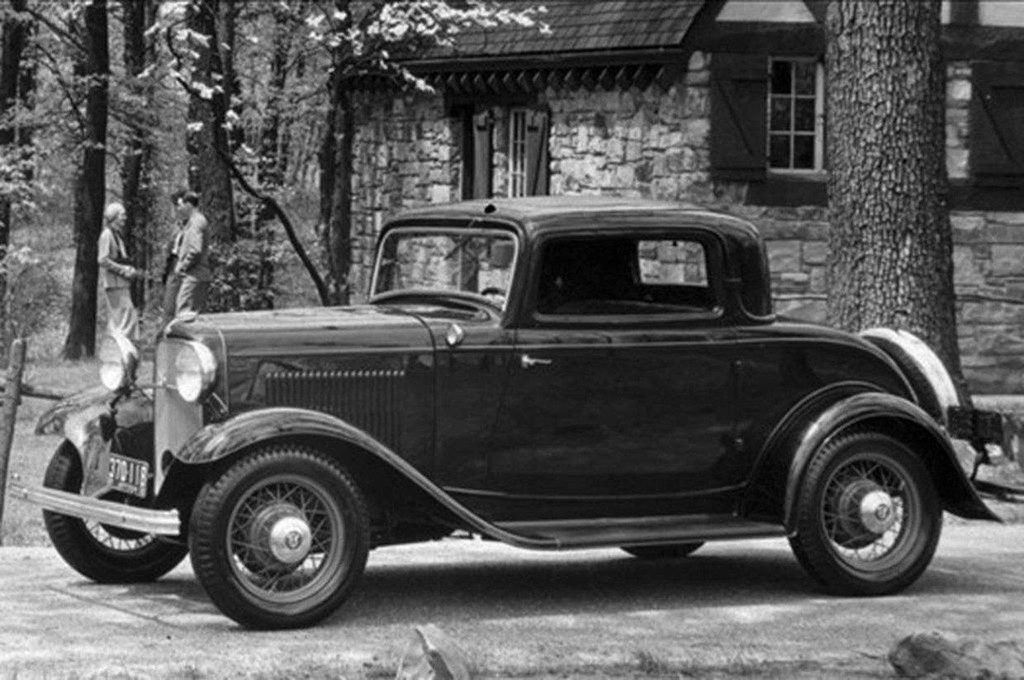 Ra mắt vào năm 1932, Ford Model 18 là chiếc xe đại chúng đầu tiên trên thế giới trang bị động cơ V8, tạo tiền đề cho những mẫu xe cơ bắp Mỹ cho đến ngày nay. Trong những năm 1930, động cơ V8 của Ford được đánh giá cao về hiệu suất, đến nỗi tướng cướp John Dillinger khét tiếng đã viết thư cảm ơn Henry Ford. Sau chiến tranh thế giới lần thứ hai, nó trở thành mẫu xe phổ biến cho phong trào độ xe kiểu hot rod tại Mỹ vì giá thành rẻ và đặc tính dễ tùy biến nhằm cho ra hiệu suất cao hơn. Model 18 cũng là biểu tượng của văn hóa đại chúng trong hơn 80 năm.
