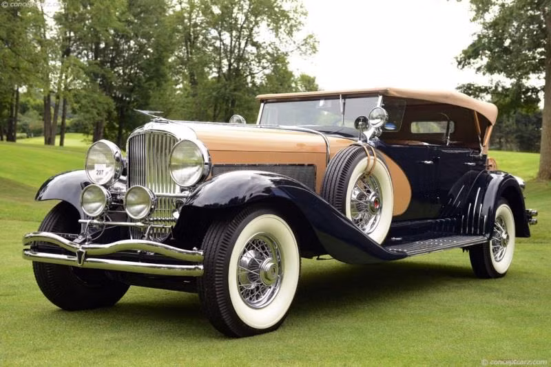 Cũng ra mắt vào năm 1932, Duesenberg Model SJ là một sự tương phản đối với những mẫu ôtô bình dân của Ford và Chevrolet, hay nói cách khác nó là một mẫu xe xa xỉ đối với đại đa số người Mỹ trong suốt thời kỳ Đại suy thoái. Model SJ là chiếc xe mà chỉ những người thực sự giàu có mới có thể sở hữu, nó có thể ví như một chiếc Bugatti Veyron của thập niên 1930. Xe trang bị động cơ cam kép 8 xi-lanh thẳng hàng, bố trí 4 van trên mỗi xi-lanh giúp nó đạt tốc độ 167 km/h ở cấp số 2. Một phiên bản mui trần nhẹ hơn đã đạt tốc độ 217 km/h trong giải Bonneville Salt Flats. Chỉ có tổng cộng 36 chiếc được chế tạo từ năm 1932-1935.