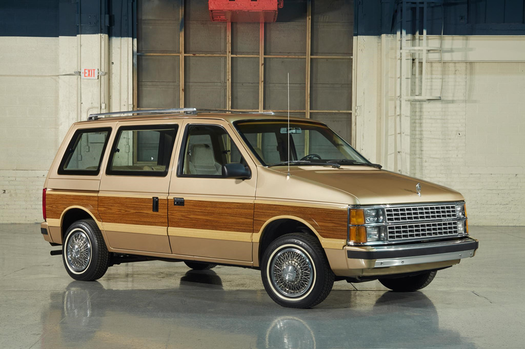 Chrysler Minivan được giới thiệu vào năm 1983 đã tạo ra cuộc cách mạng và mở ra một phân khúc mới - phân khúc xe gia đình tại Mỹ. Trong vòng một thập kỷ, hầu hết thương hiệu ôtô chính thống đều sản xuất một mẫu minivan dành cho thị trường nội địa, điều này làm cho các mẫu xe station wagon truyền thống trở nên lỗi thời.