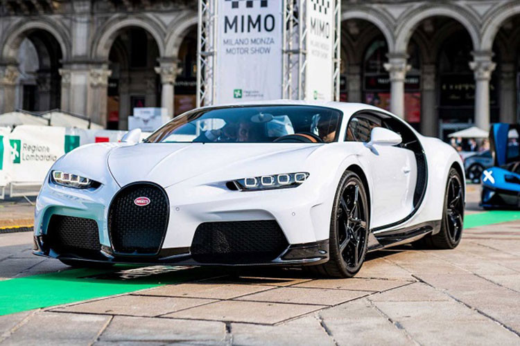 Mau son Bugatti Chiron dat ngang sieu xe Lamborghini Huracan 