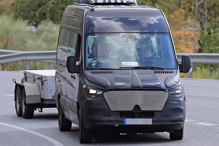 Cùng với ngoại thất mới, nhiều đặc tính vượt trội cũng sẽ được áp dụng trên mẫu xe VAN Sprinter 2018 thế hệ mới này. Từ các hệ thống hỗ trợ lái xe, các dịch vụ kết nối linh hoạt,... giúp cải thiện vượt bậc về hiệu quả sử dụng, đặc biệt là với việc quản lý các đội xe du lịch.