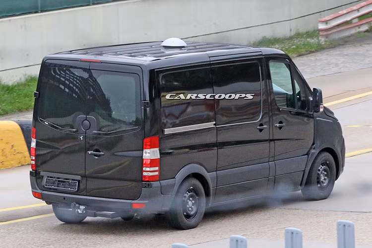 Kể từ khi giới thiệu lần đầu tiên vào năm 1995, đến nay đã có tổng cộng hơn 3,3 triệu chiếc Sprinter được giao đến tay khách hàng ở hơn 130 quốc gia. Sprinter là một trong những mẫu xe thương mại thành công hàng đầu thế giới, và cũng là mẫu xe bán chạy nhất trong bộ sản phẩm của Mercedes-Benz VANS.