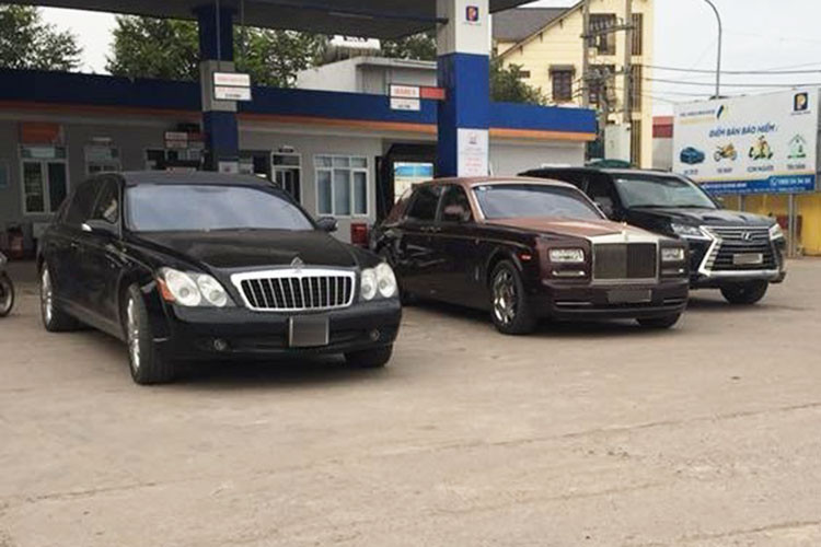 Vào ngày 11/1/2022, các tài khoản chứng khoán đứng tên ông Trịnh Văn Quyết, Chủ tịch HĐQT Công ty cổ phần Tập đoàn FLC (mã chứng khoán FLC) đã bị yêu cầu phong toả sau khi đại gia này đã bán 74,8 triệu cổ phiếu, thu về số tiền giao dịch khoảng 1.650 tỷ đồng. Tài sản trên sàn chứng khoán của ông Quyết hiện nay gần khoảng 5.000 tỷ đồng.