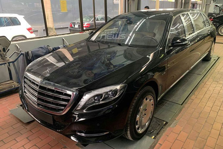 Kể đến bộ sưu tập xe siêu sang trăm tỷ đồng của ông Trịnh Văn Quyết sẽ thật sự thiếu sót nếu không nhắc đến nhiều nhất chính là siêu phẩm trong làng xe dành cho tỷ phú, Mercedes-Maybach S600 Pullman siêu sang, phiên bản siêu đắt đỏ và sản xuất giới hạn.